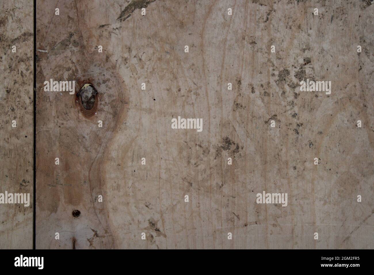 Detail eines schmutzigen Unterbodens aus Sperrholz Stockfoto