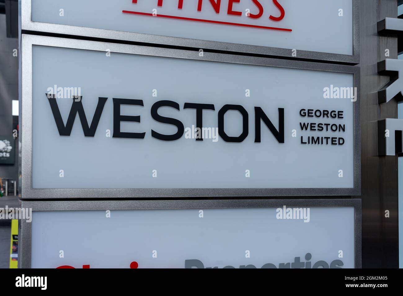 Toronto, Kanada-25. August 2021: Nahaufnahme des Firmenzeichens von George Weston Limited in Toronto, Kanada. Stockfoto