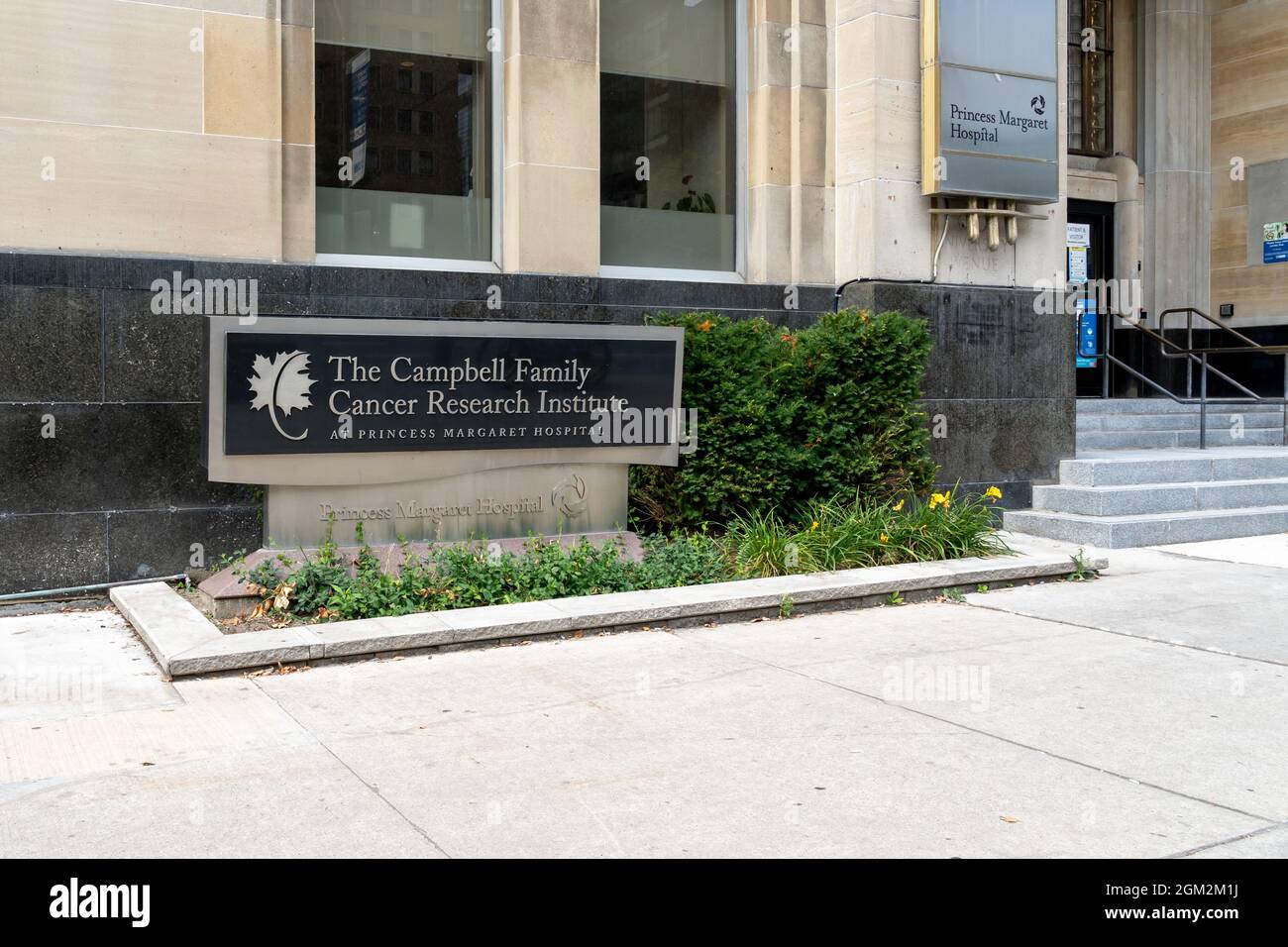 Toronto, Kanada-25. August 2021: Das Zeichen des Campbell Family Cancer Research Institute (Princess Margaret Cancer Center) in Toronto Stockfoto