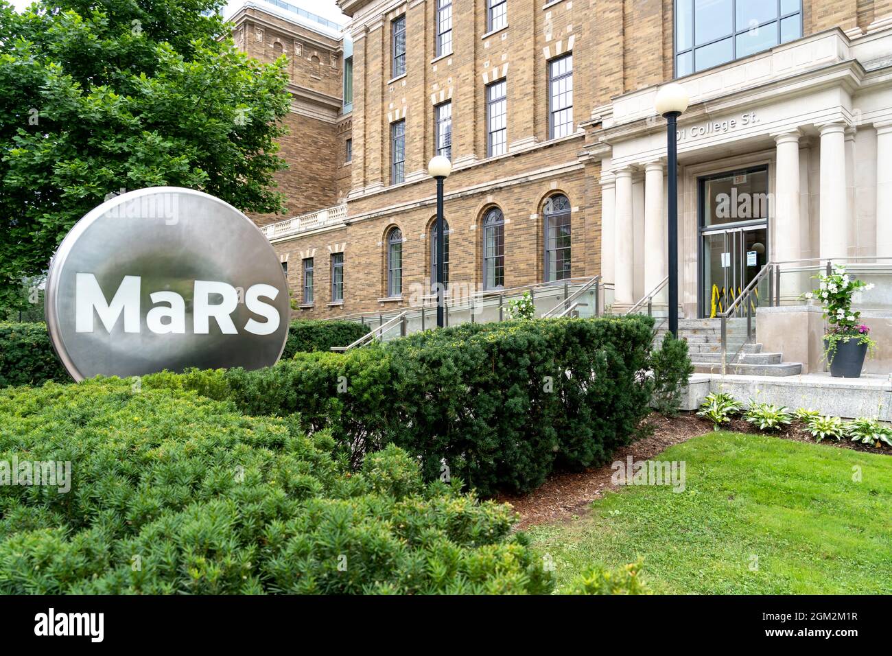 Toronto, Kanada-25. August 2021: Mars Discovery District Schild und Gebäude in Toronto. Stockfoto