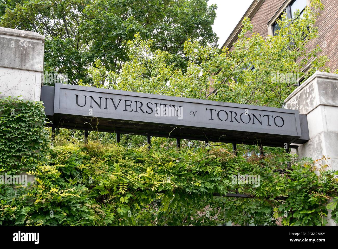 Toronto, Kanada - 25. August 2021: Nahaufnahme des Schildes der Universität von Toronto. Stockfoto
