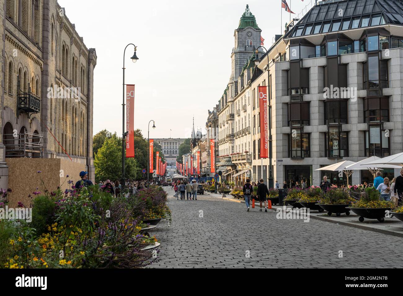 Oslo, Norwegen. September 2021. Blick auf die Menschen, die im Karl Johans-Tor in der Innenstadt spazieren Stockfoto