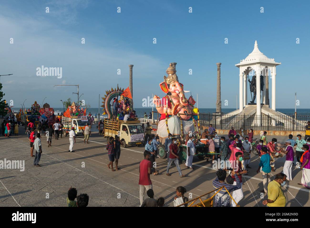 Pondicherry, Indien - 14. September 2021 - Parade der großen Statuen von Ganesh auf der Promenade von Pondicherry, bevor sie als l Stockfoto