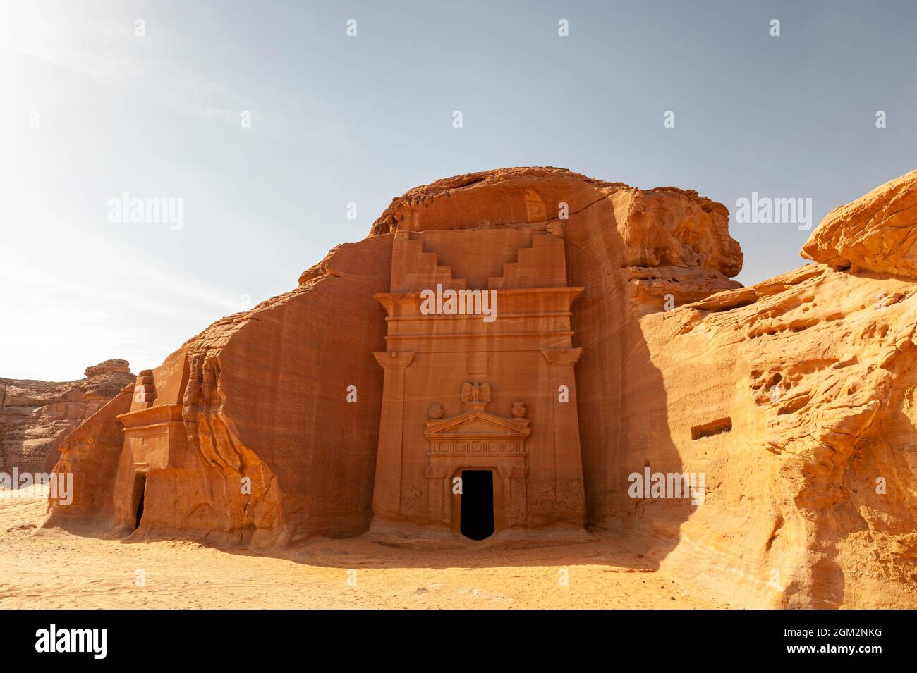 Erstaunlich geschnitzte Gebäude von Hegra (bekannt als Madain Saleh oder Al Hijr) ähnlich denen bei Petra in der Nähe von Alula in Saudi-Arabien gefunden Stockfoto