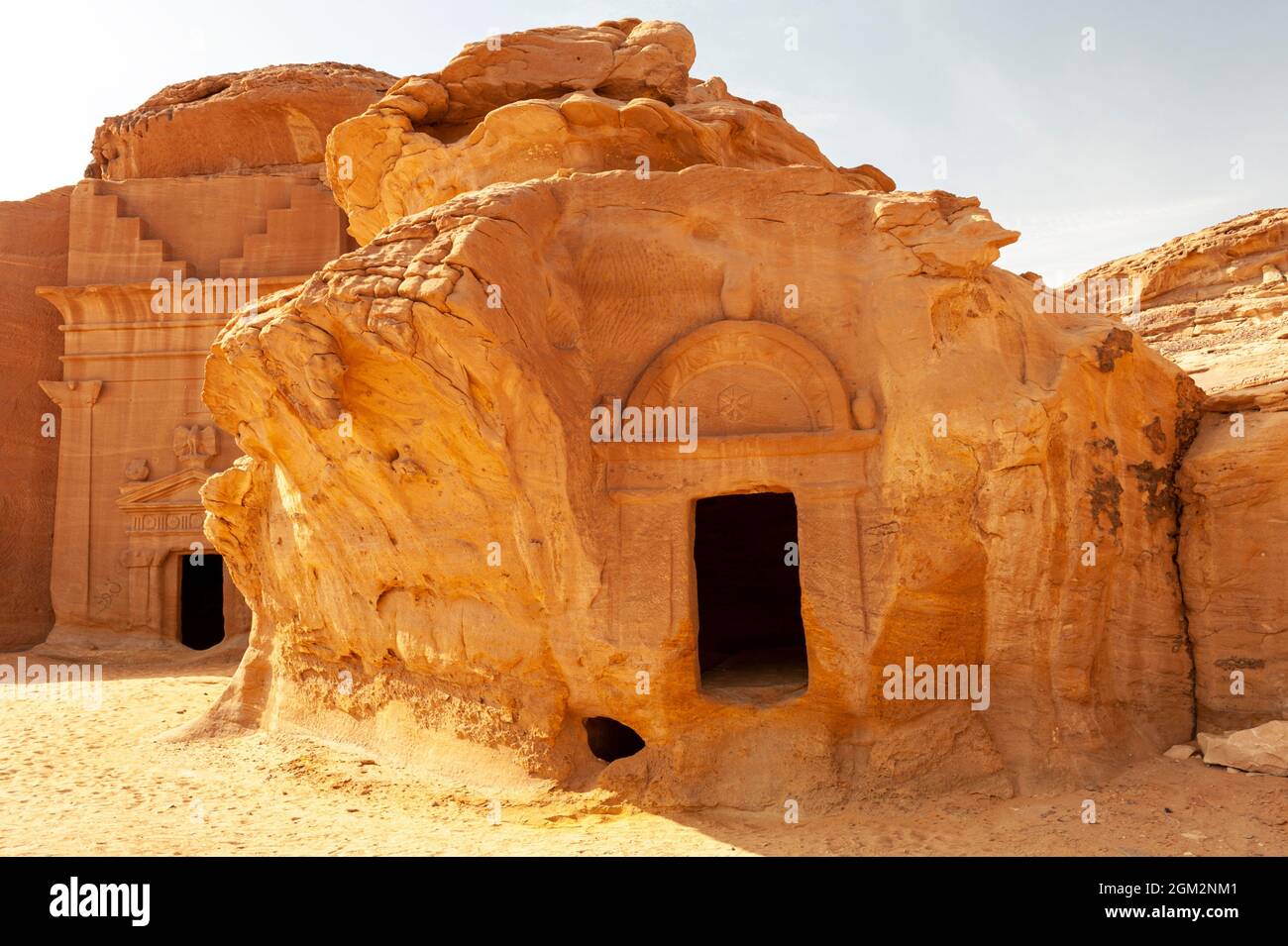 Erstaunlich geschnitzte Gebäude von Hegra (bekannt als Madain Saleh oder Al Hijr) ähnlich denen bei Petra in der Nähe von Alula in Saudi-Arabien gefunden Stockfoto