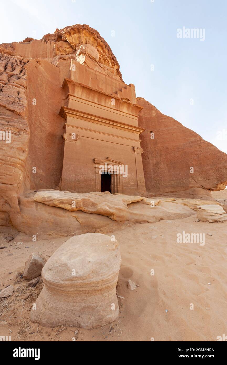 Erstaunlich geschnitzte Gebäude von Hegra (bekannt als Madain Saleh oder Al Hijr) ähnlich denen bei Petra in der Nähe von Alula in Saudi-Arabien gefunden Stockfoto