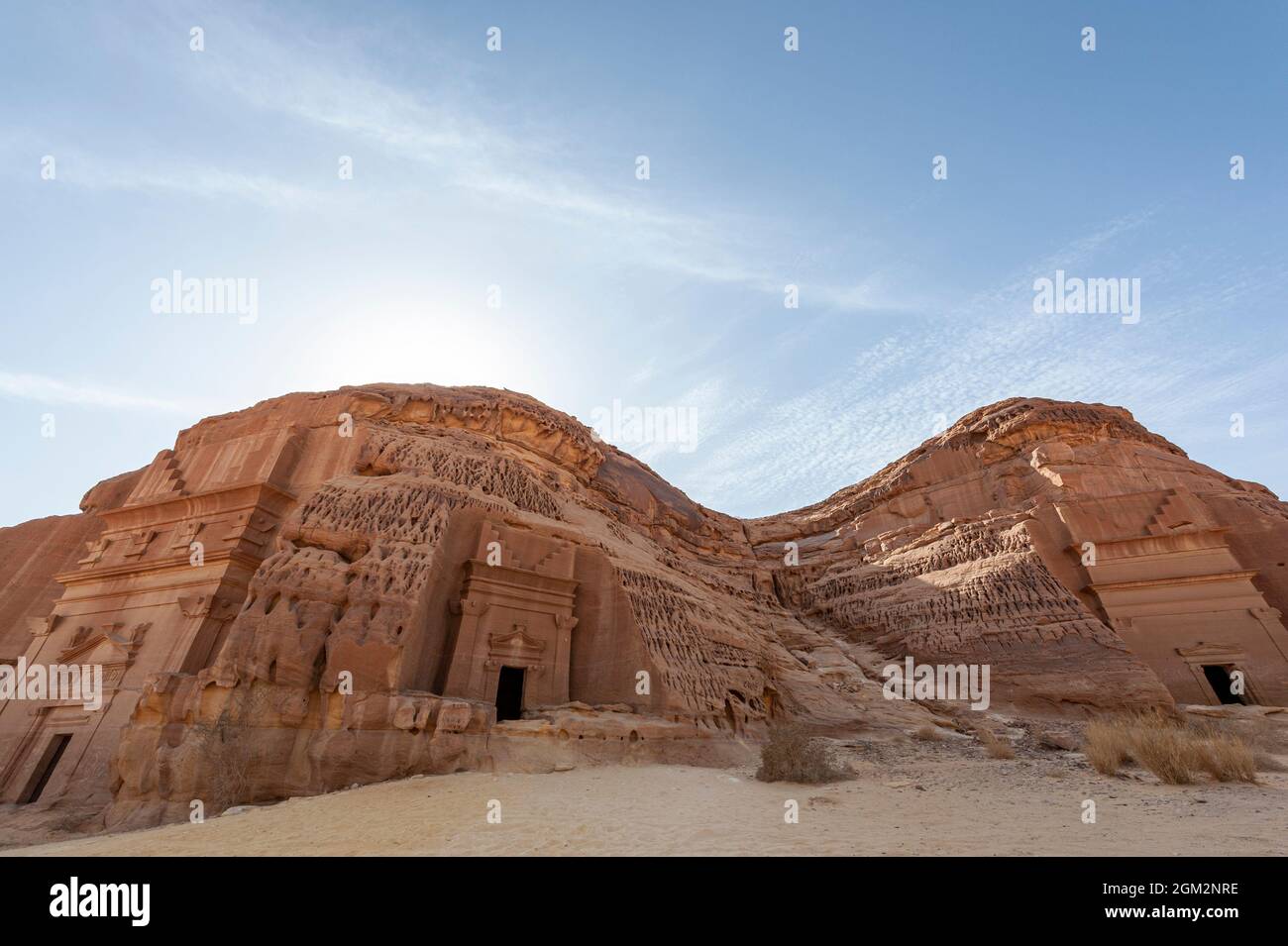 Erstaunlich geschnitzte Gebäude von Hegra (bekannt als Madain Saleh oder Al Hijr) ähnlich denen bei Petra in der Nähe von Alula in Saudi-Arabien gefunden Stockfoto