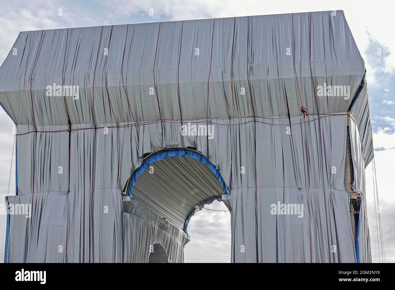 France, Paris, 14. September 2021 : L' Arc de Triomphe ist in 25,000 Quadratmeter recycelbares Polypropylen-Gewebe in silbrig-blau und mit eingewickelt Stockfoto
