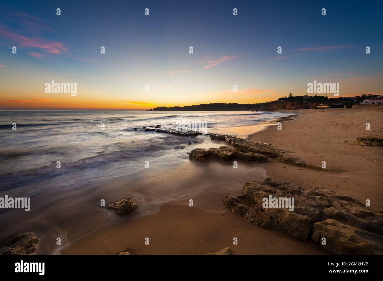 Panoramablick auf den Strand Vau (Praia do Vau) bei Sonnenuntergang, in Portimao, Algarve, Portugal; Konzept für Sommerurlaub am Strand und Reisen in Portugal Stockfoto