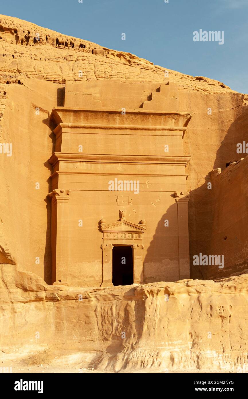 Erstaunlich geschnitzte Gebäude von Hegra (bekannt als Madain Saleh oder Al Hijr) ähnlich denen bei Petra in der Nähe von Alula in Saudi-Arabien gefunden Stockfoto