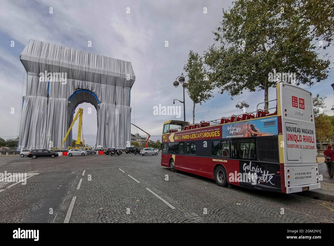France, Paris, 14. September 2021 : L' Arc de Triomphe ist in 25,000 Quadratmeter recycelbares Polypropylen-Gewebe in silbrig-blau und mit eingewickelt Stockfoto