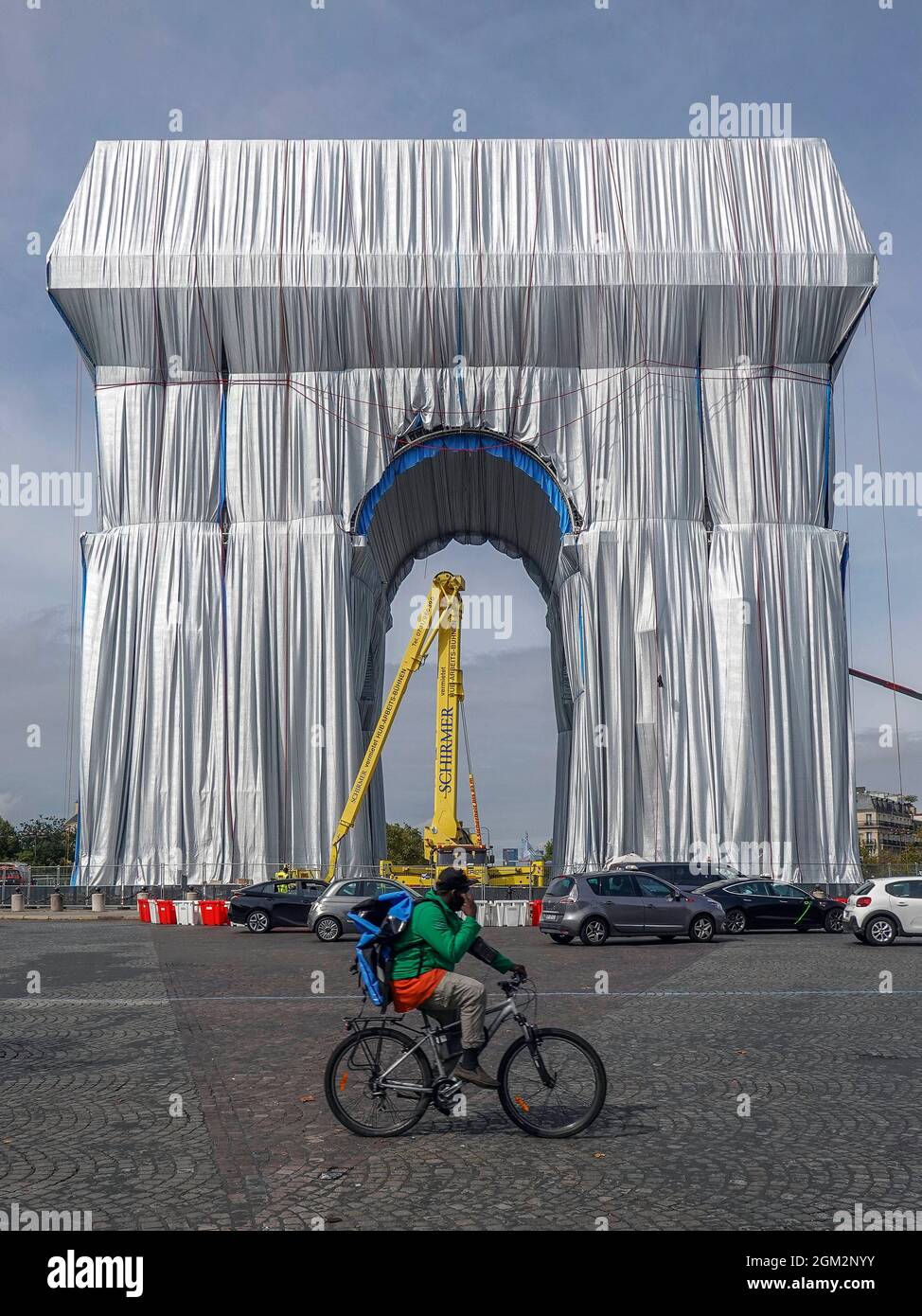 France, Paris, 14. September 2021 : L' Arc de Triomphe ist in 25,000 Quadratmeter recycelbares Polypropylen-Gewebe in silbrig-blau und mit eingewickelt Stockfoto