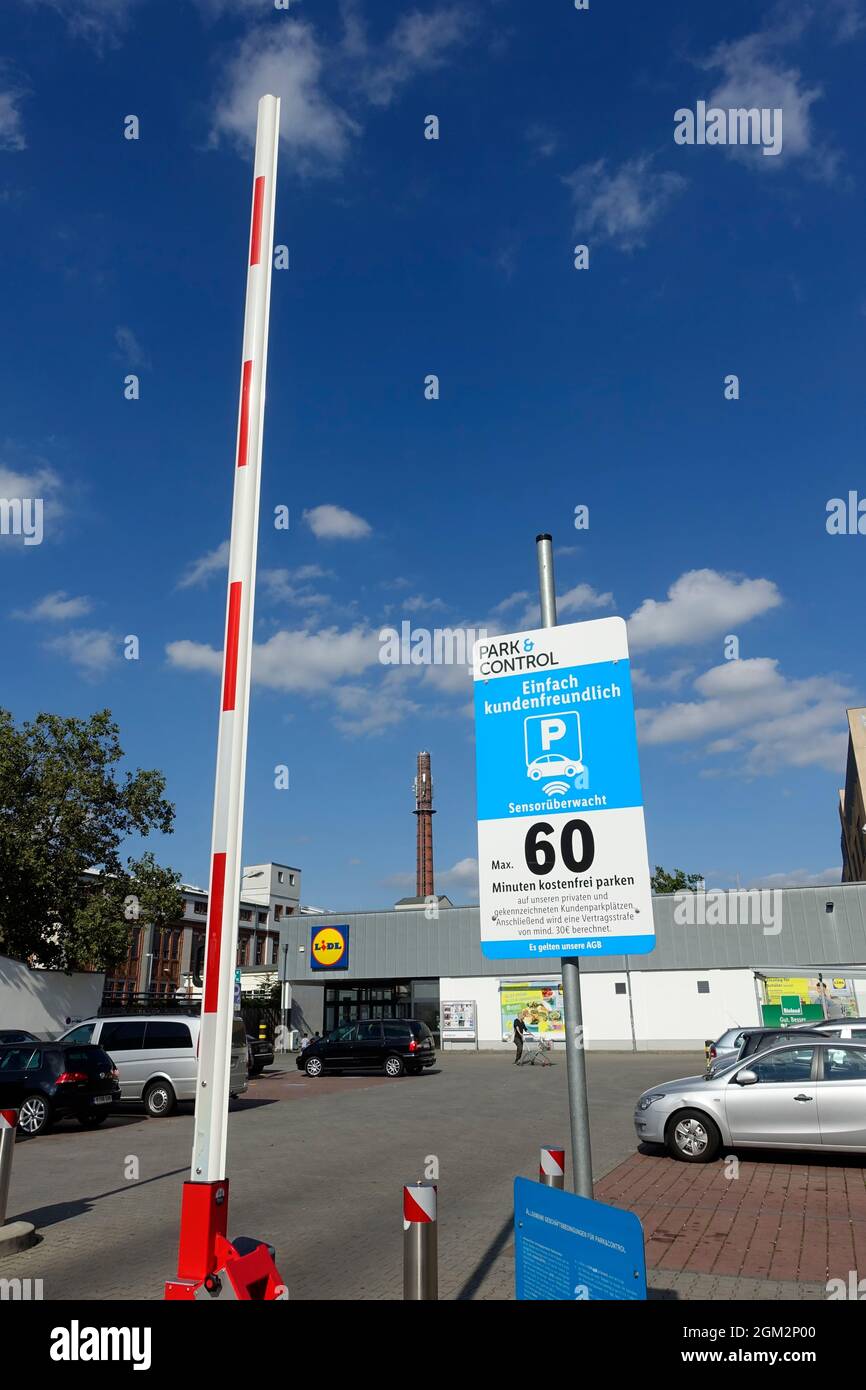 Kostenloser Kundenparkplatz bei Lidl in Berlin Stockfoto