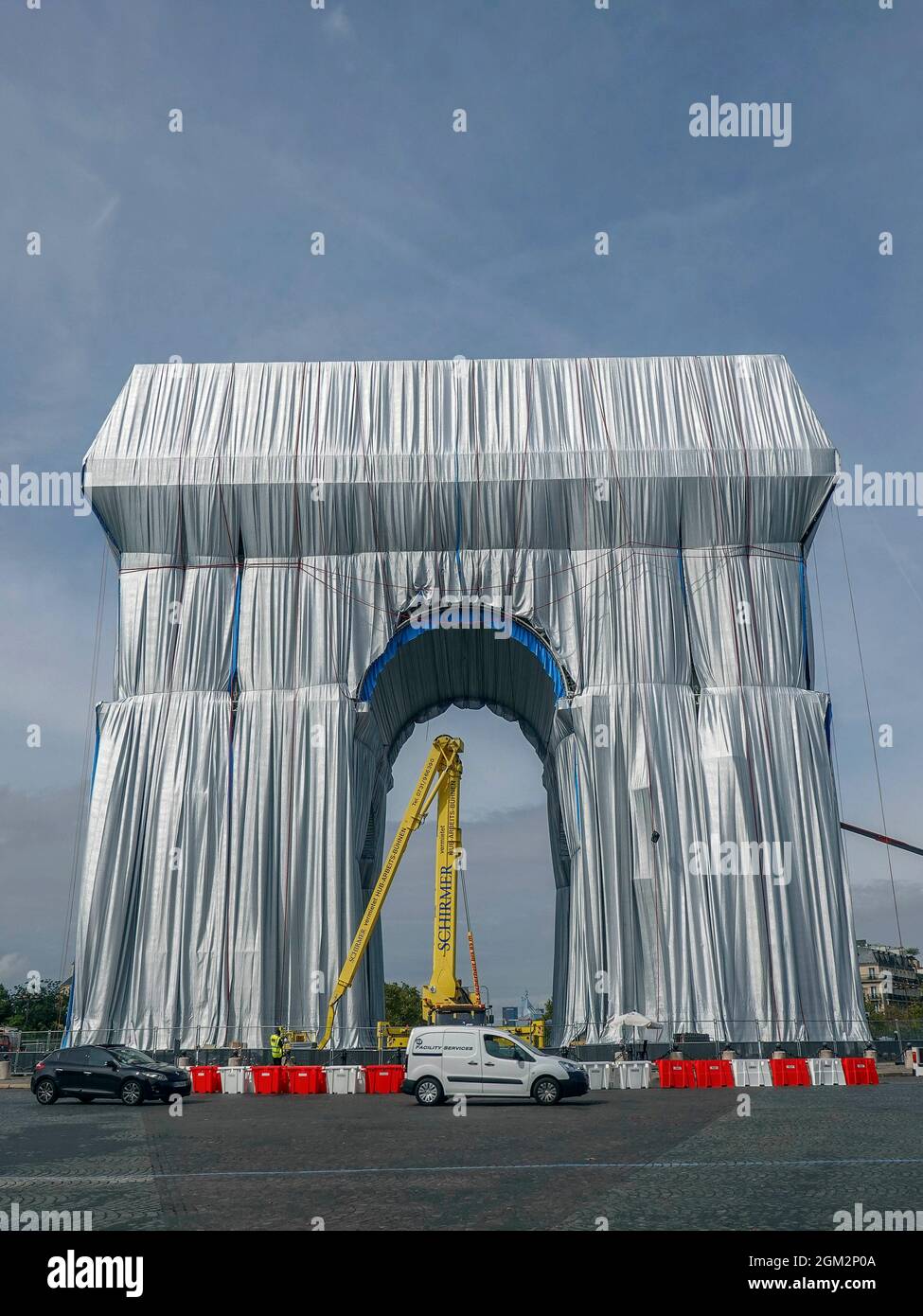 France, Paris, 14. September 2021 : L' Arc de Triomphe ist in 25,000 Quadratmeter recycelbares Polypropylen-Gewebe in silbrig-blau und mit eingewickelt Stockfoto