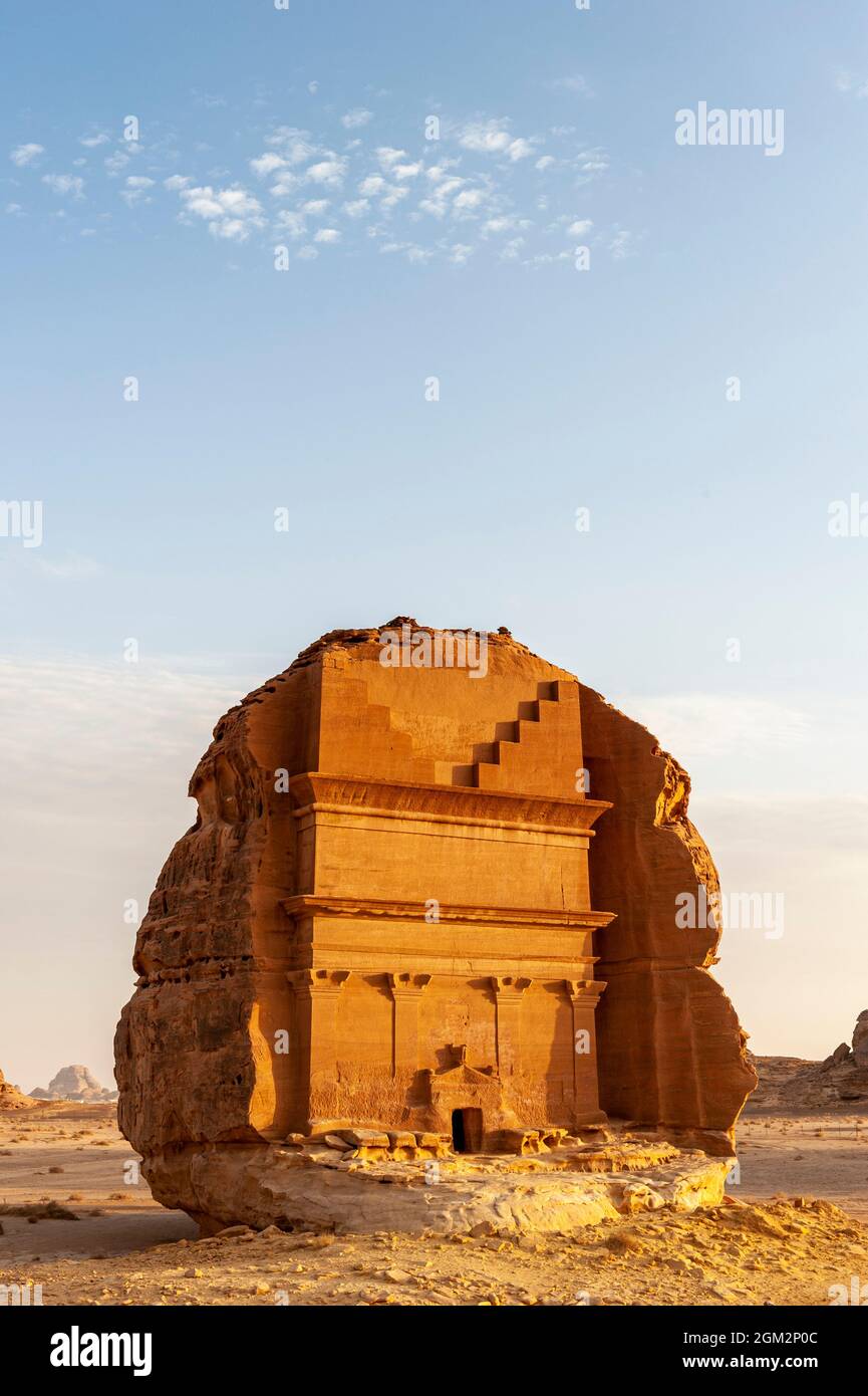 Erstaunlich geschnitzte Gebäude von Hegra (bekannt als Madain Saleh oder Al Hijr) ähnlich denen bei Petra in der Nähe von Alula in Saudi-Arabien gefunden Stockfoto