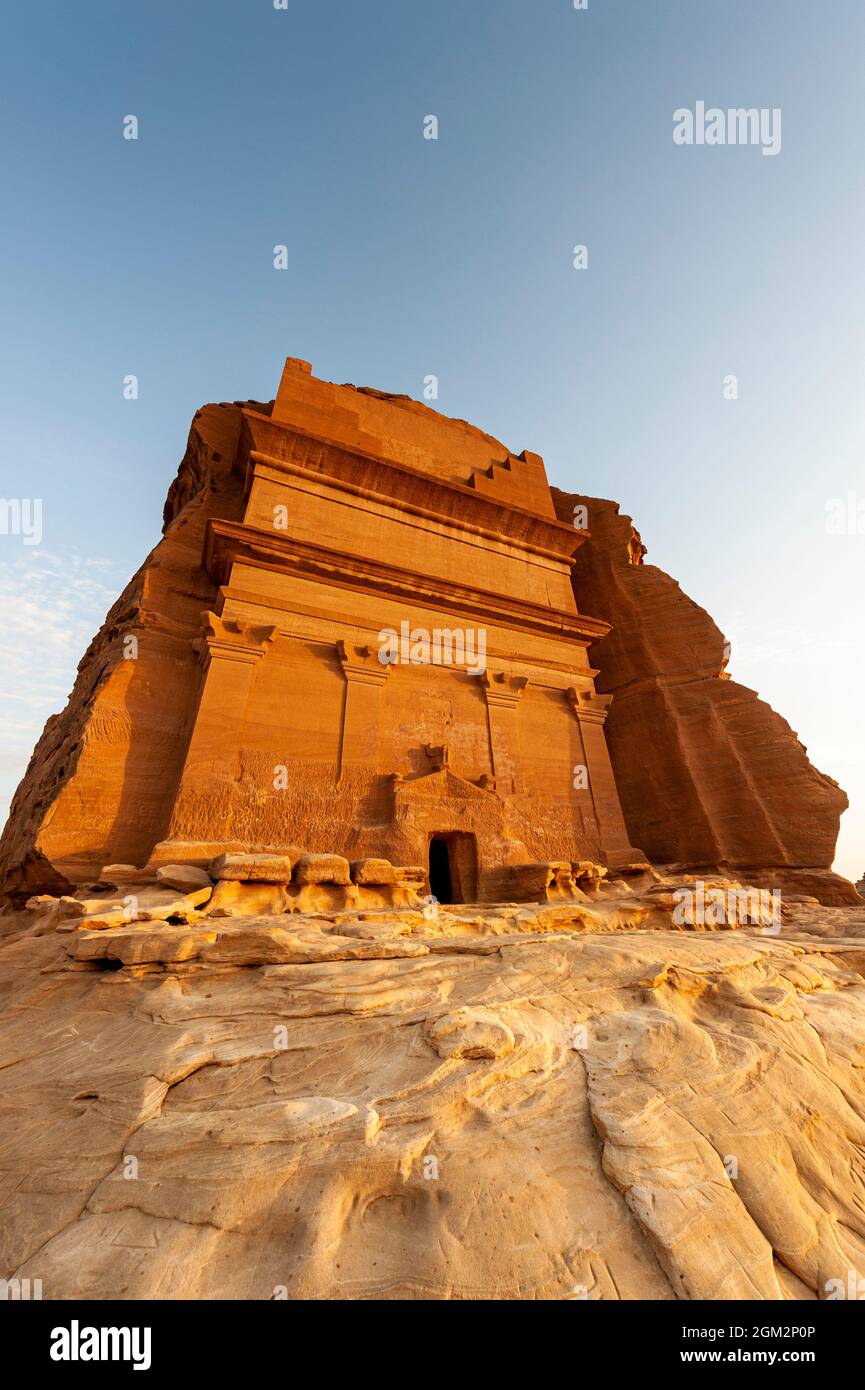 Erstaunlich geschnitzte Gebäude von Hegra (bekannt als Madain Saleh oder Al Hijr) ähnlich denen bei Petra in der Nähe von Alula in Saudi-Arabien gefunden Stockfoto