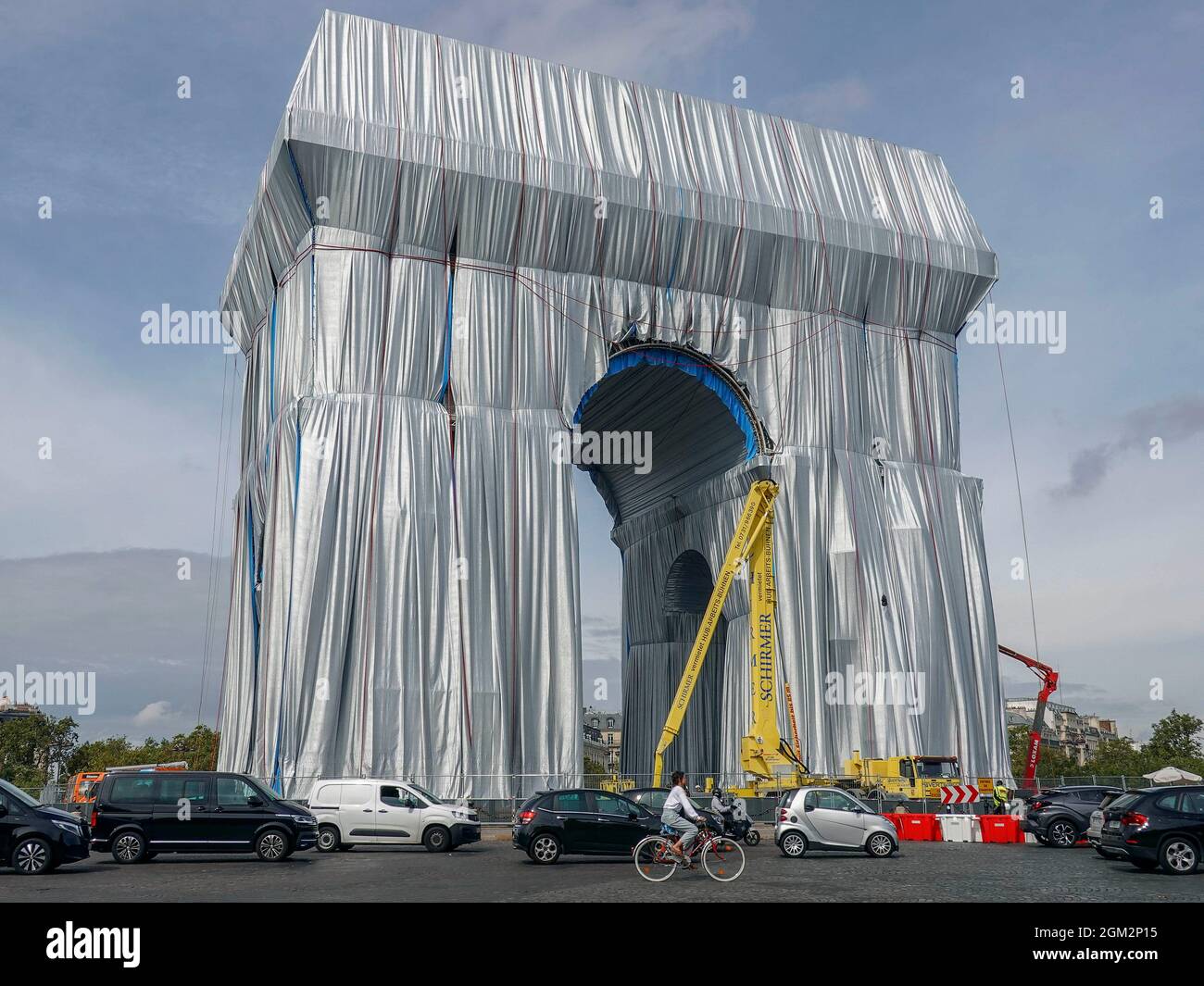 France, Paris, 14. September 2021 : L' Arc de Triomphe ist in 25,000 Quadratmeter recycelbares Polypropylen-Gewebe in silbrig-blau und mit eingewickelt Stockfoto