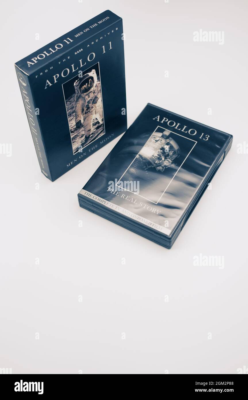 Apollo 11 und 13 Mondmission dokumentarische DVD-Medien auf einer leeren Oberfläche mit Kopierraum Stockfoto