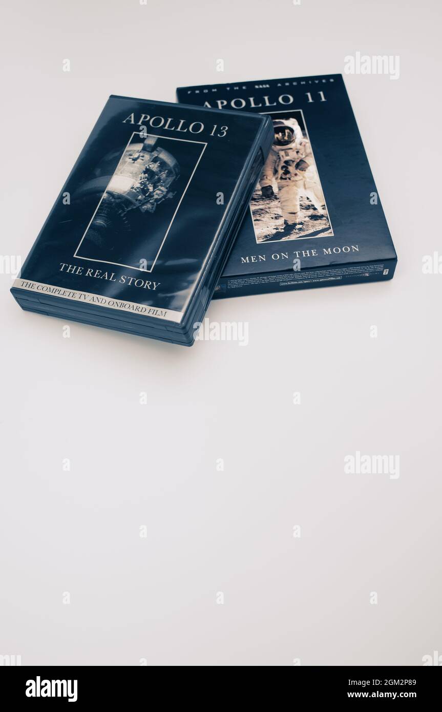 Apollo 11 und 13 Mondmission dokumentarische DVD-Medien auf einer leeren Oberfläche mit Kopierraum Stockfoto