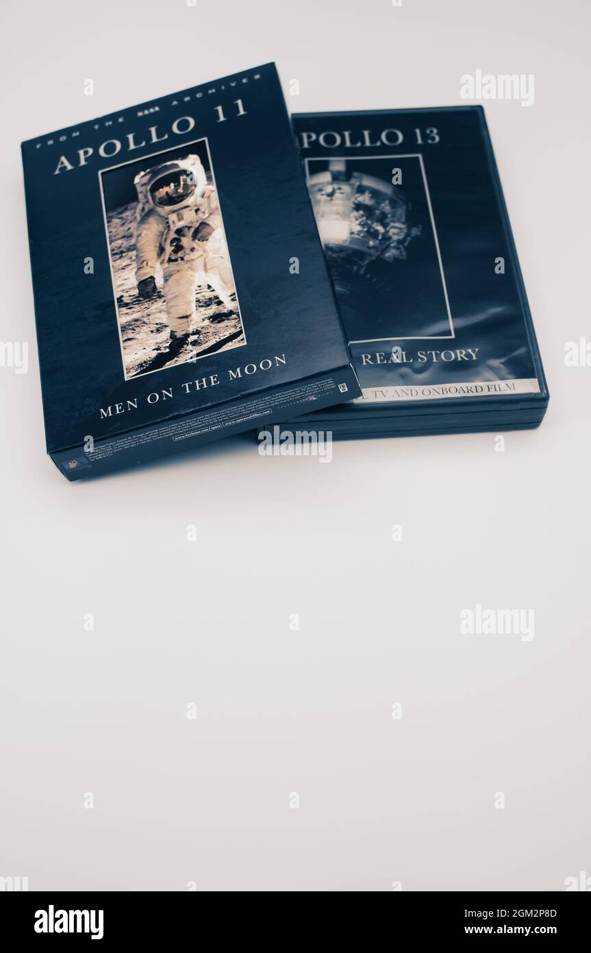 Apollo 11 und 13 Mondmission dokumentarische DVD-Medien auf einer leeren Oberfläche mit Kopierraum Stockfoto
