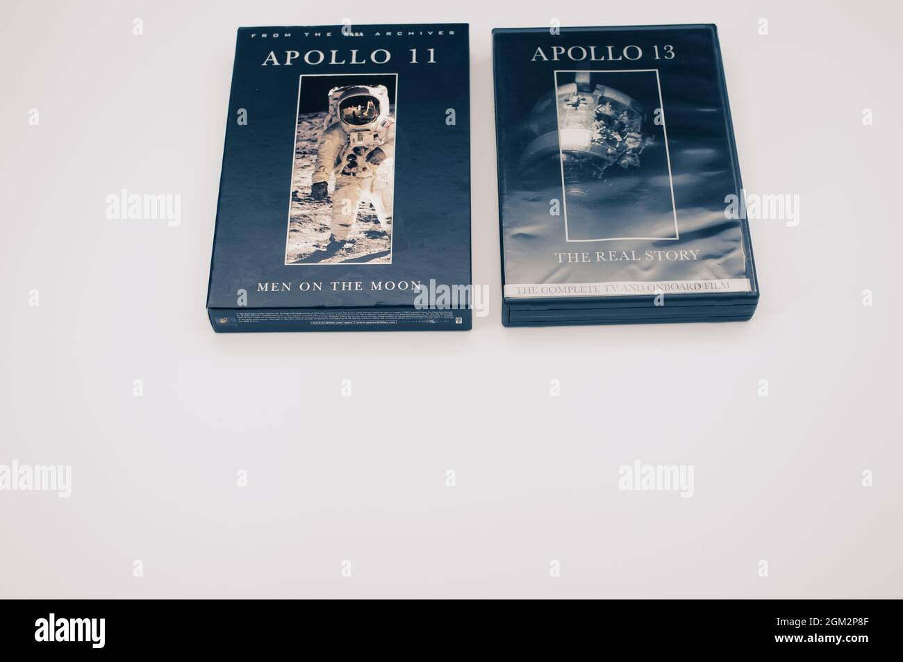 Apollo 11 und 13 Mondmission dokumentarische DVD-Medien auf einer leeren Oberfläche mit Kopierraum Stockfoto