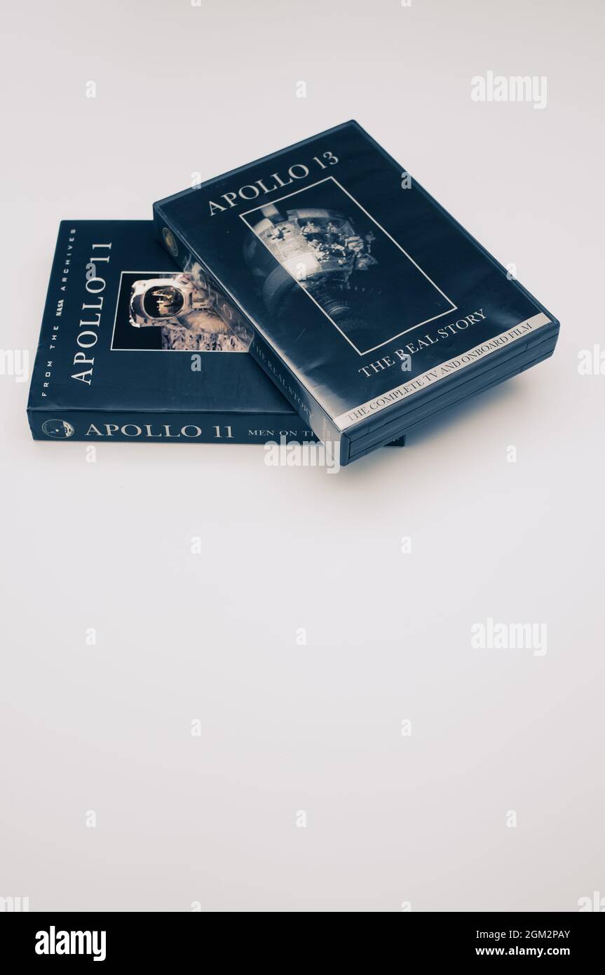 Apollo 11 und 13 Mondmission dokumentarische DVD-Medien auf einer leeren Oberfläche mit Kopierraum Stockfoto