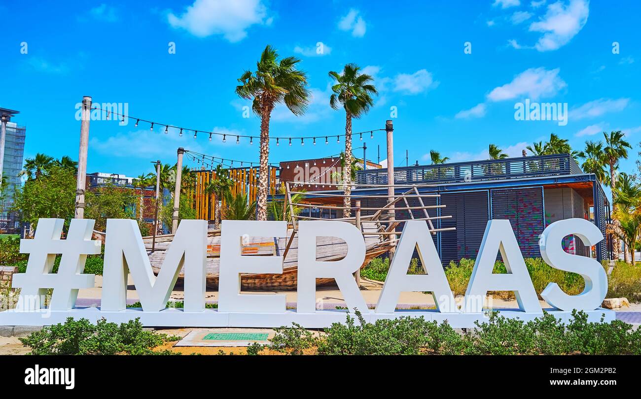 DUBAI, VAE - 4. MÄRZ 2020: Die weiße Installation mit Meraas heshtag, die sich im Einkaufs- und Restaurantviertel La Mer am Strand befindet, am 4. März in Dubai Stockfoto