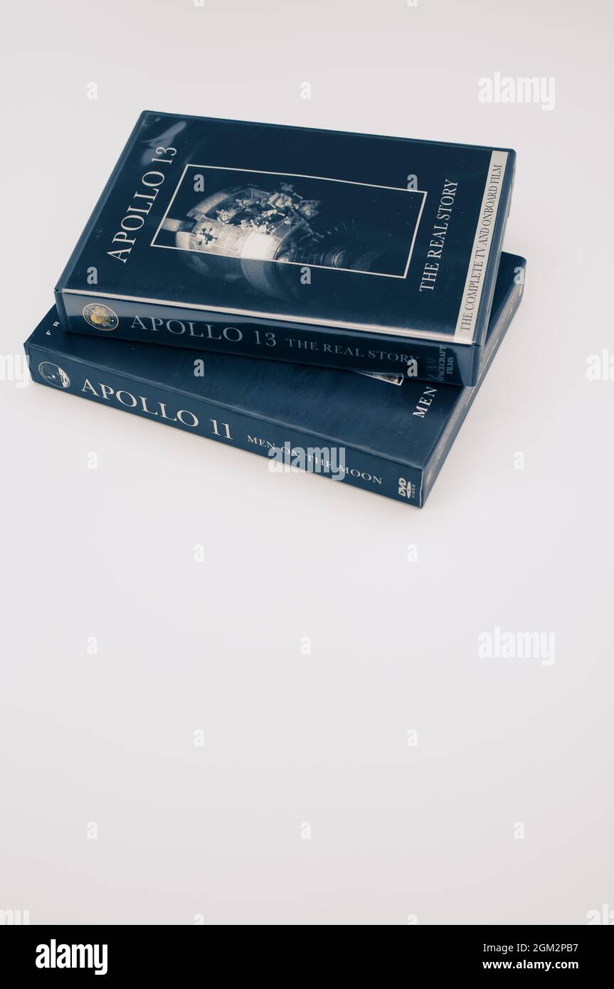 Apollo 11 und 13 Mondmission dokumentarische DVD-Medien auf einer leeren Oberfläche mit Kopierraum Stockfoto