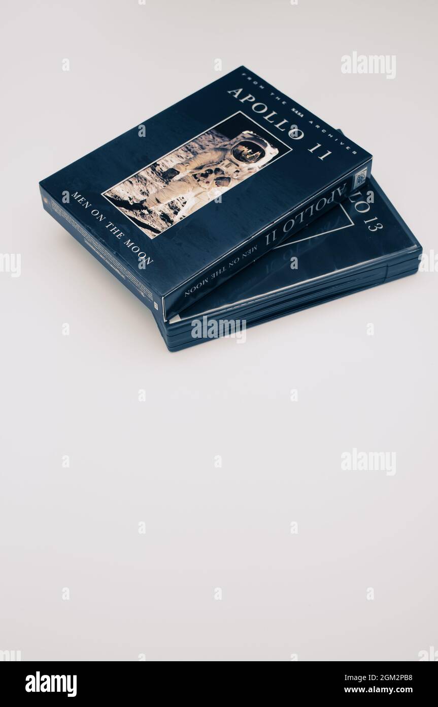 Apollo 11 und 13 Mondmission dokumentarische DVD-Medien auf einer leeren Oberfläche mit Kopierraum Stockfoto