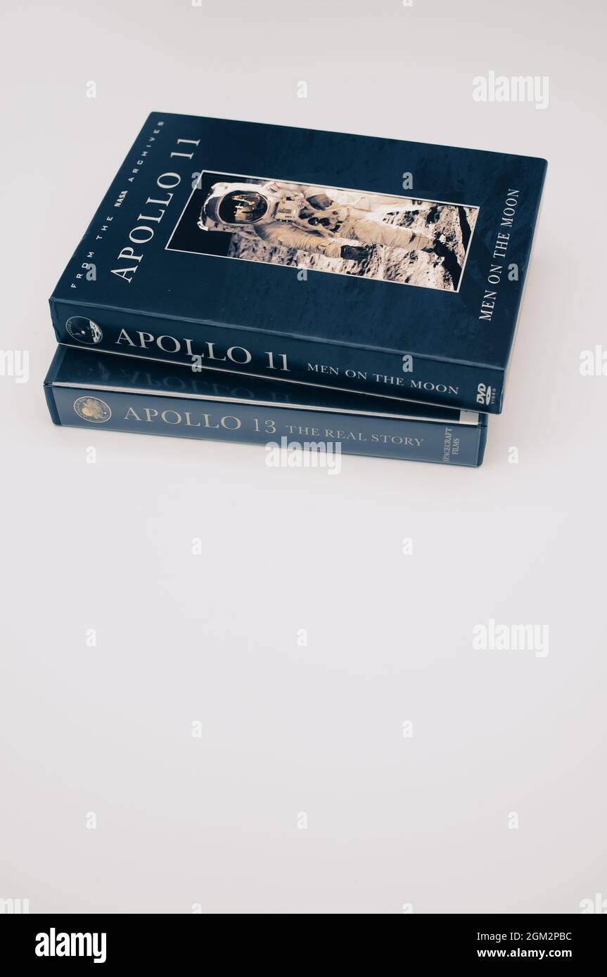 Apollo 11 und 13 Mondmission dokumentarische DVD-Medien auf einer leeren Oberfläche mit Kopierraum Stockfoto
