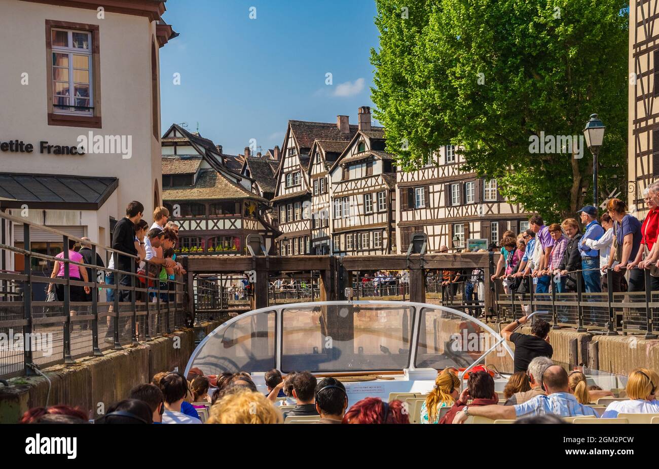 Schöne Aussicht auf das Straßburger historische Viertel „La Petite France“ von einem Boot vor einer Schleuse am Fluss Ill, umgeben von Fachwerkhäusern... Stockfoto