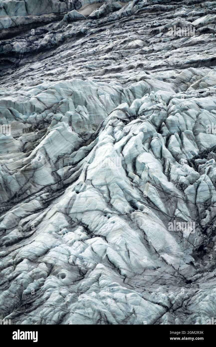 Glaziologie. Berggletscher (alpiner). Gletscheroberfläche - Eisknarren und Mattenstreifen Stockfoto