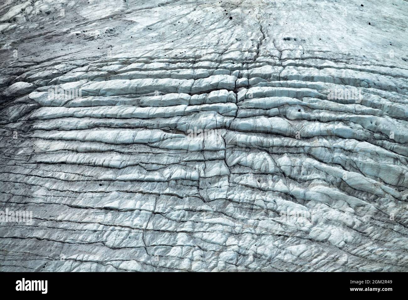 Glaziologie. Berggletscher (alpiner). Gletscheroberfläche - Eisknarren und Mattenstreifen Stockfoto