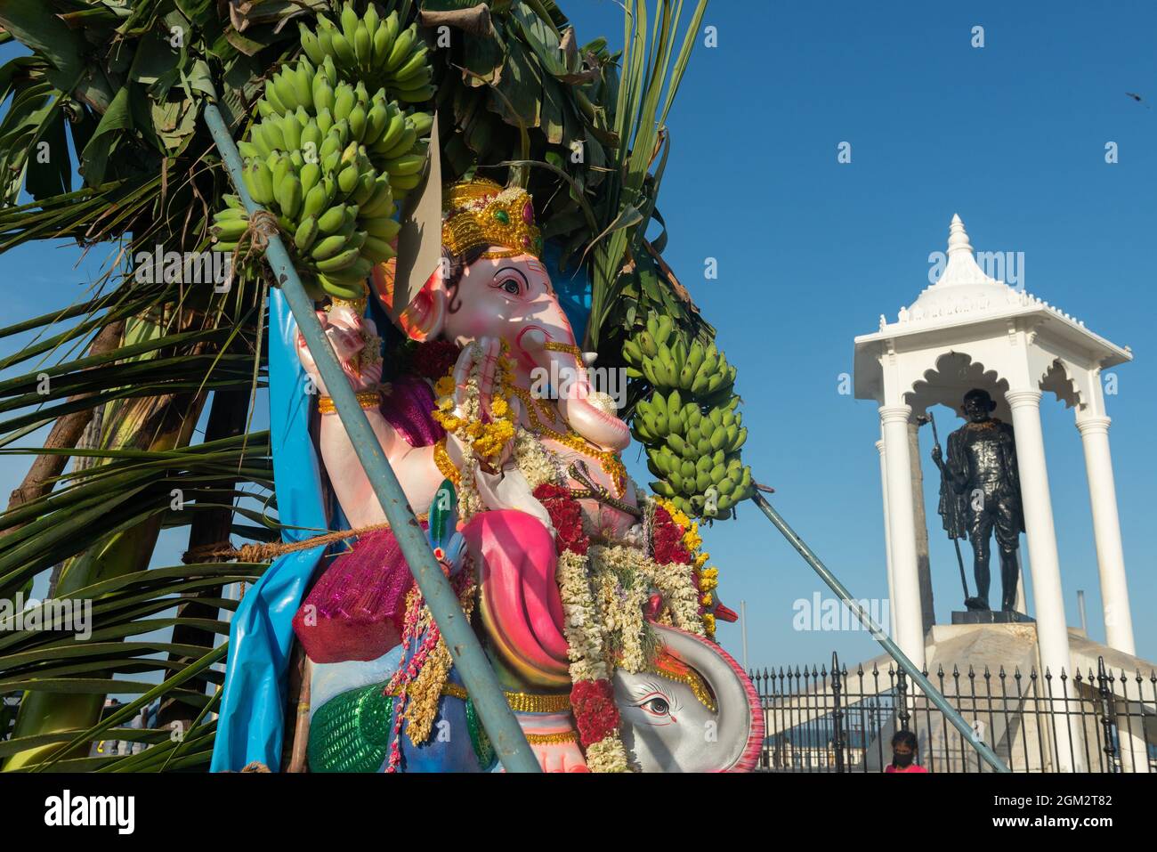 Pondicherry, Indien - 14. September 2021 - Gandhi-Statue, Ganesh und Bananen, drei Symbole Indiens während Ganesh pooja. Stockfoto