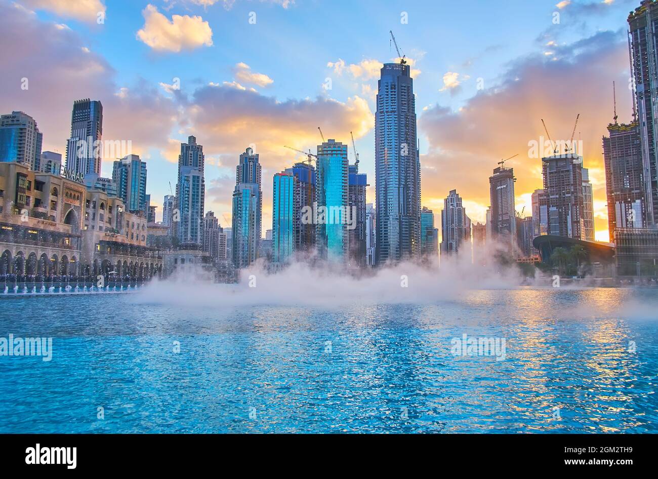 DUBAI, VAE - 7. MÄRZ 2020: Die Show des Dubai Fountain mit Blick auf Rauch auf dem Wasser, jentle Wasserstrahlen und moderne Glasgebäude im Hintergrund, Stockfoto