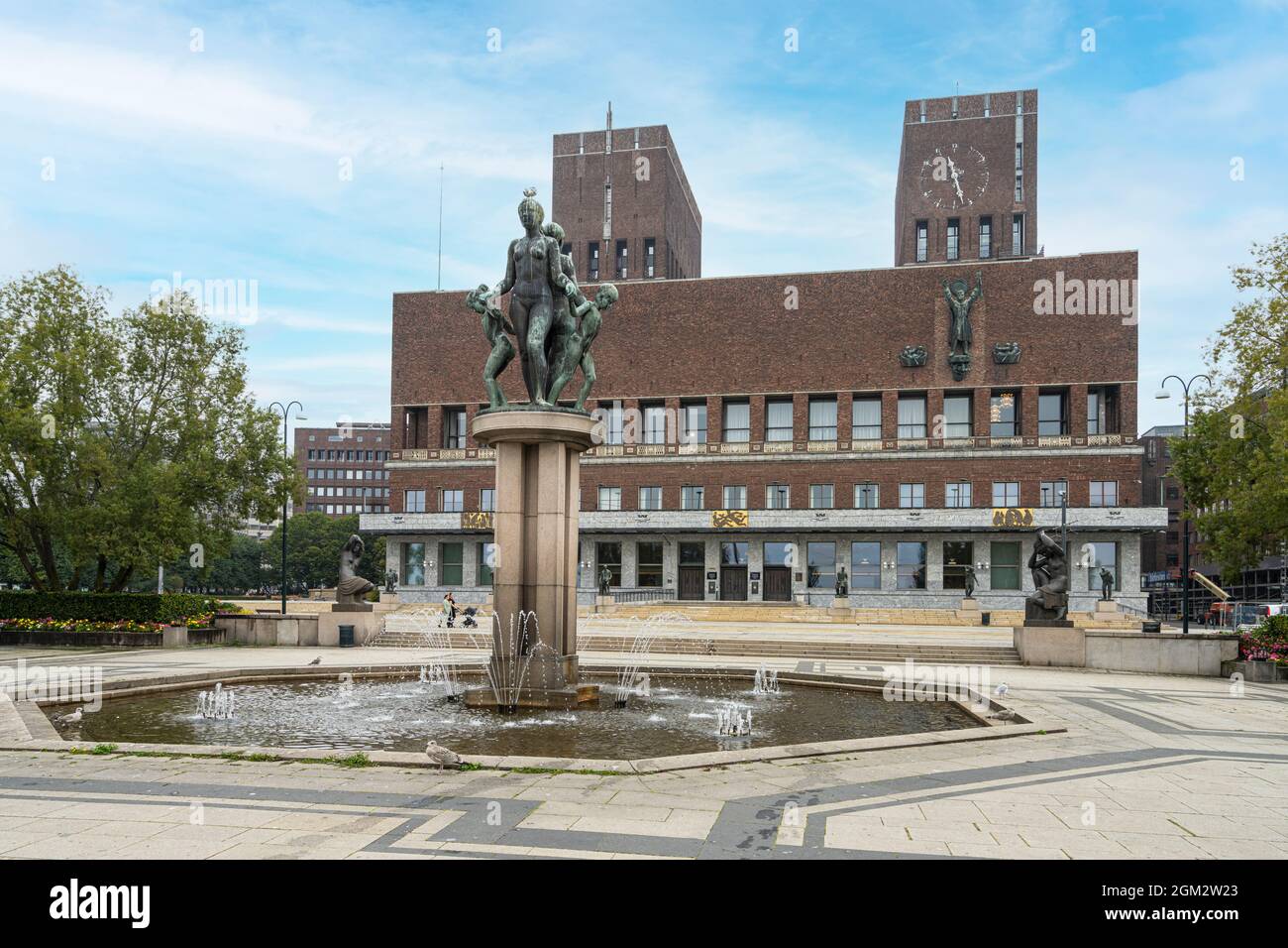 Oslo, Norwegen. September 2021. Außenansicht des Rathausgebäudes im Stadtzentrum. Hier findet die Verleihung des Friedensnobelpreises statt. Stockfoto