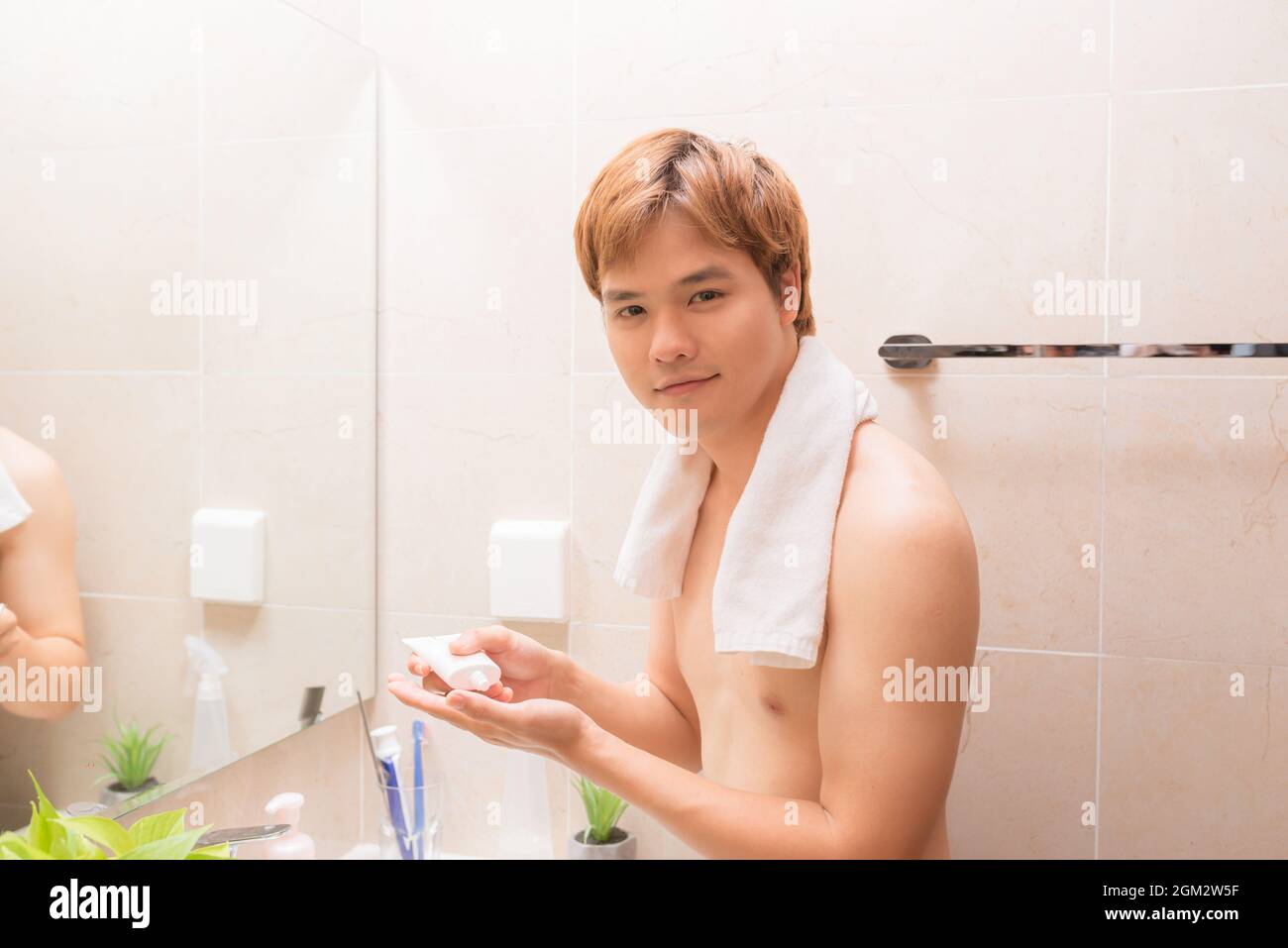 Mann Gesicht waschen mit Schaum Stockfoto