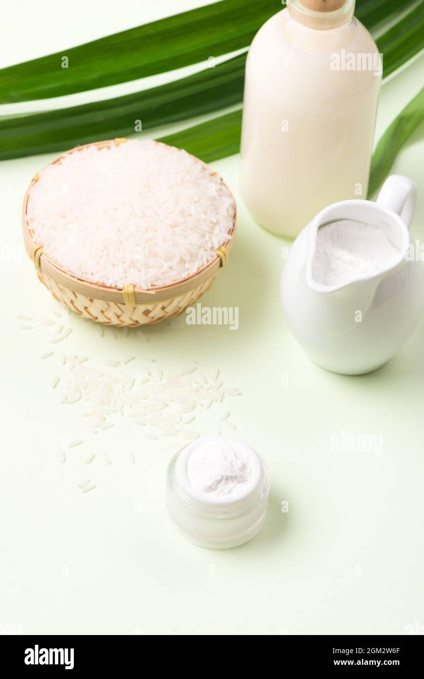 Reismilch, mit Reiskörnern Stockfoto