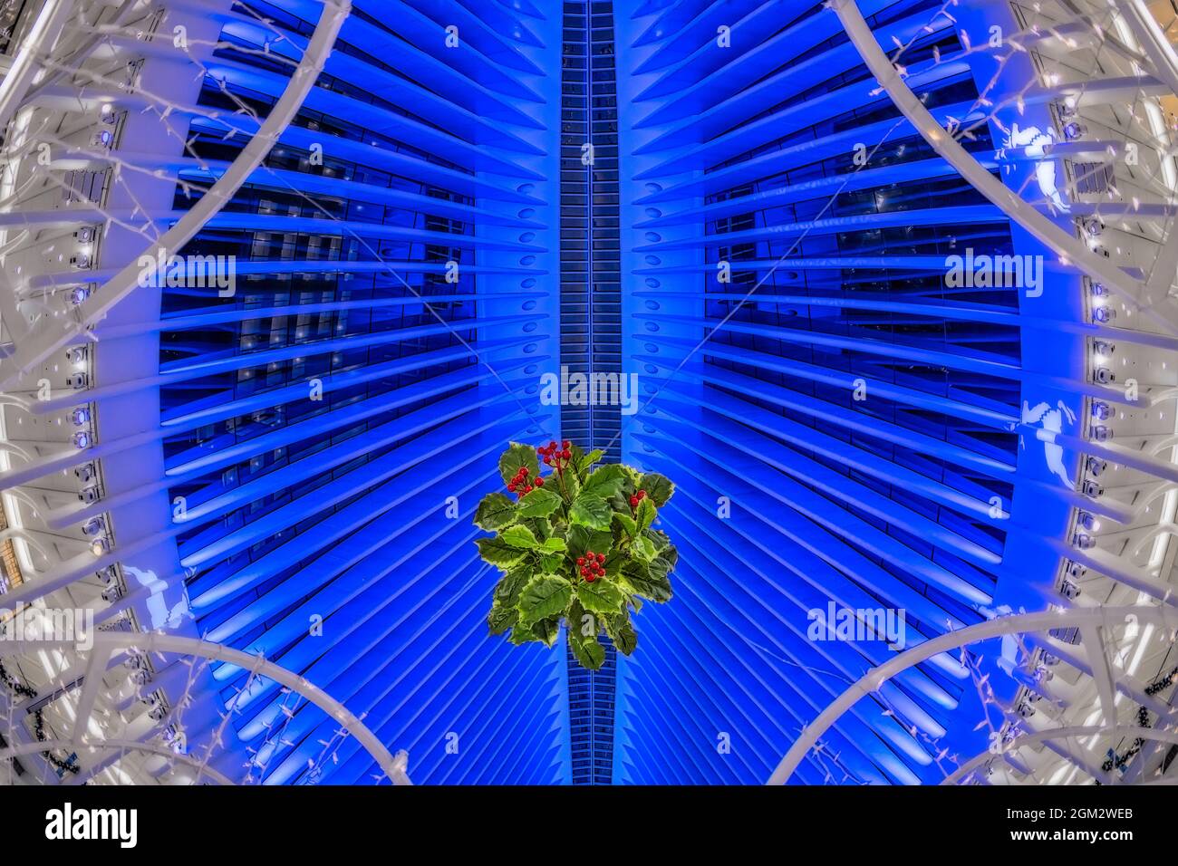 WTC Oculus NYC Station - Blick auf den dekorierten und beleuchteten kathedralartigen Pavillon im 4 World Trade Center im Lower Manhattan in New York City Dur Stockfoto