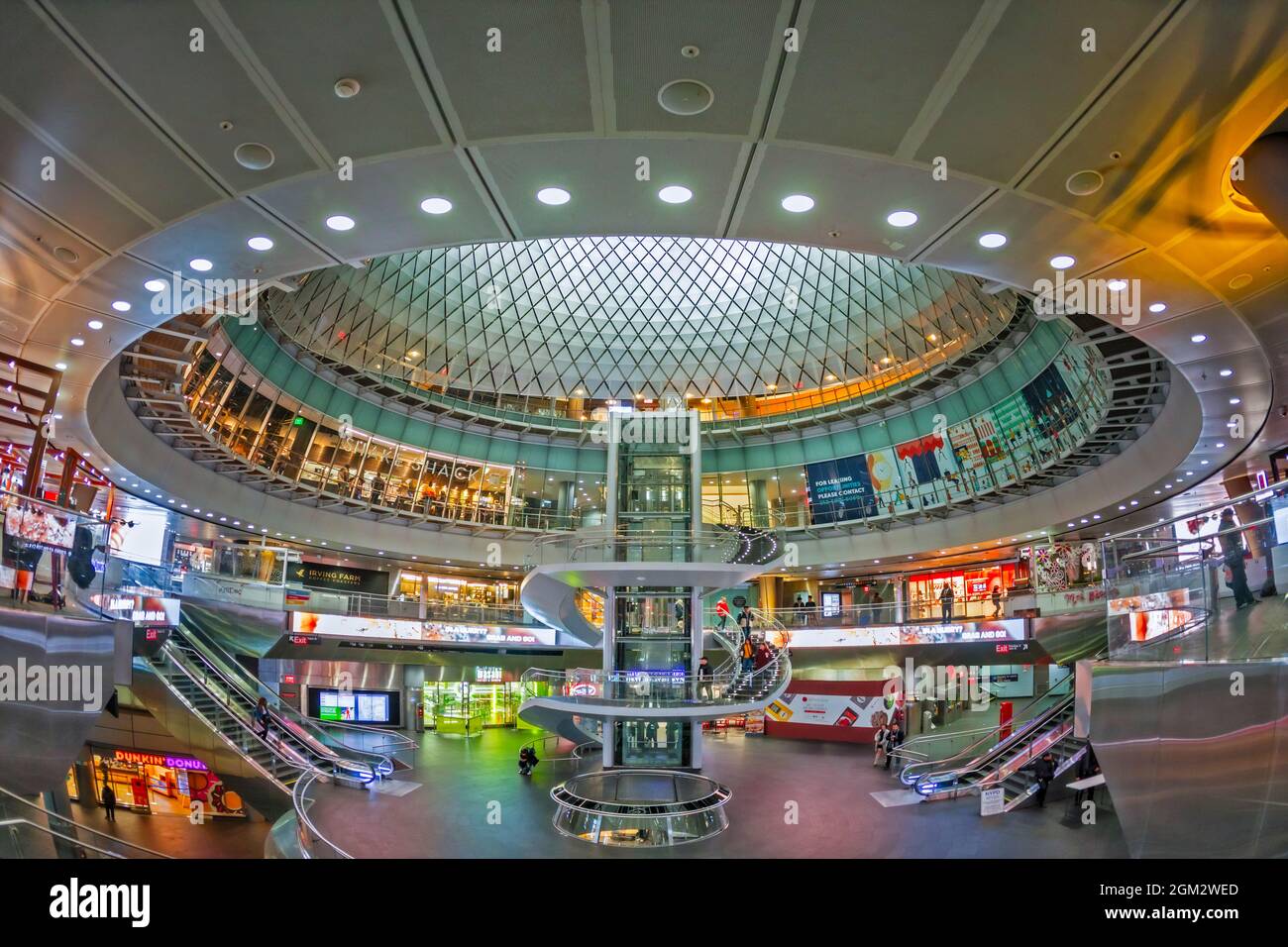 U-Bahn-Station Fulton Street NYC – Blick von innen auf die futuristisch anmutende U-Bahn-Station Fulton Street im unteren Manhattan in New York City. Verfügbar Stockfoto