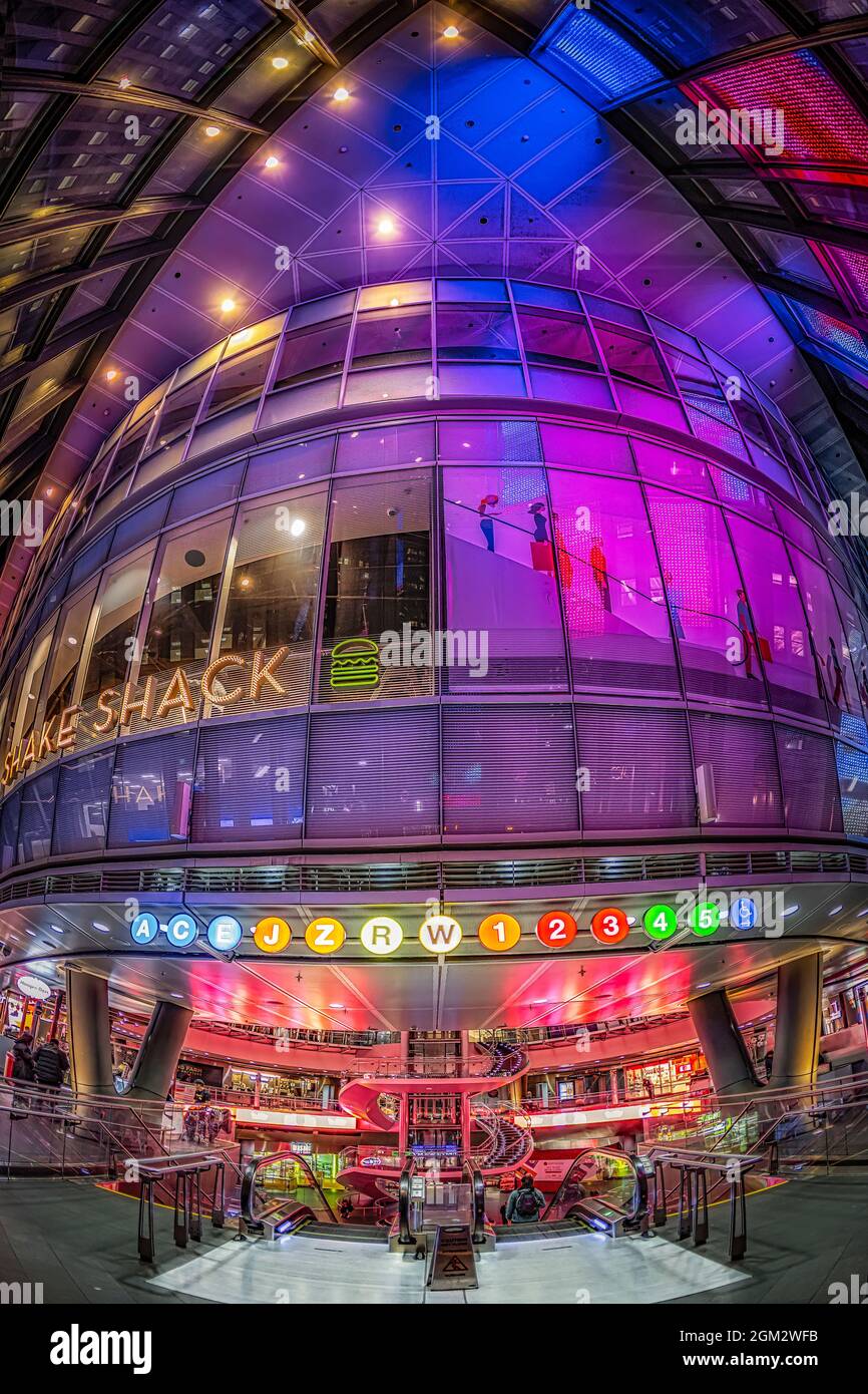 NYC Fulton Street U-Bahn-Station - Blick von innen auf die futuristisch anmutende Fulton Street U-Bahn-Station im unteren Manhattan in New York City. Verfügbar Stockfoto
