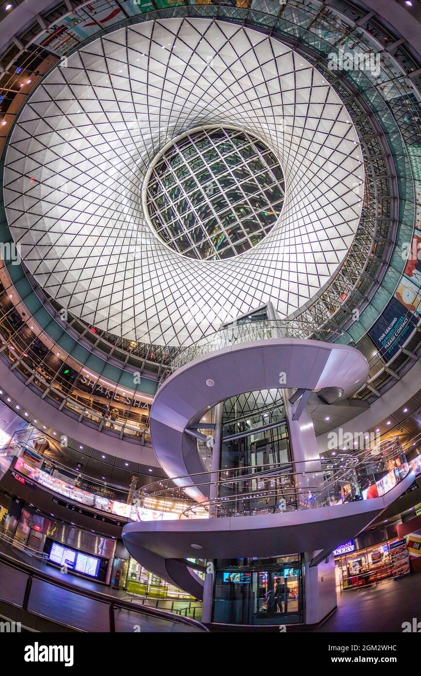 NYC Fulton St Station – Blick von innen auf die futuristisch anmutende U-Bahnstation Fulton Street im unteren Manhattan in New York City. Erhältlich in Colo Stockfoto