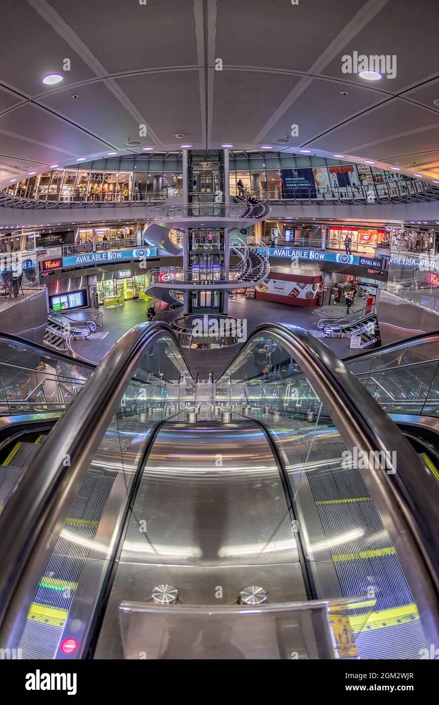 NYC Fulton Street U-Bahn-Station - Blick von innen auf die futuristisch anmutende Fulton Street U-Bahn-Station im unteren Manhattan in New York City. Verfügbar Stockfoto
