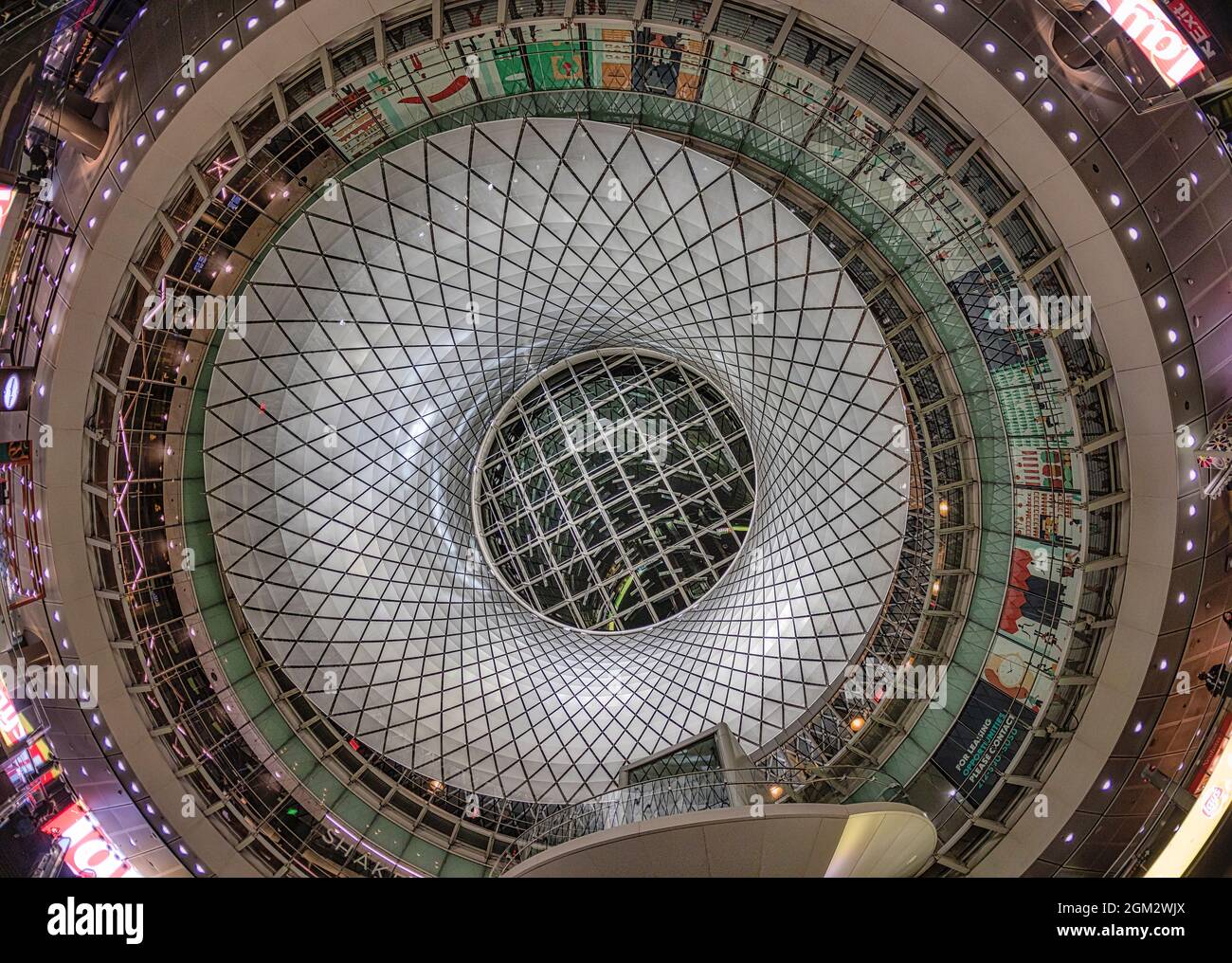 U-Bahn-Station Fulton NYC – Nahaufnahme des Innenhofs der Fulton Street U-Bahn-Station im unteren Manhattan in New York City. Verfügbar Stockfoto
