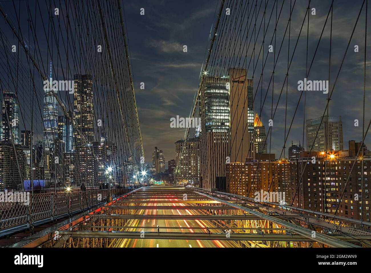 A Path to NYC - Blick auf den Verkehr, die Hängebrücke der Brooklyn Bridge, das One World Trade Center und die Skyline von Lower Manhattan. Diese ima Stockfoto