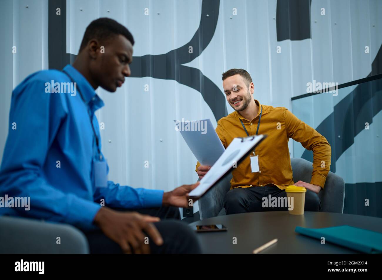 Zwei männliche Mitarbeiter, Konferenz im IT-Büro Stockfoto