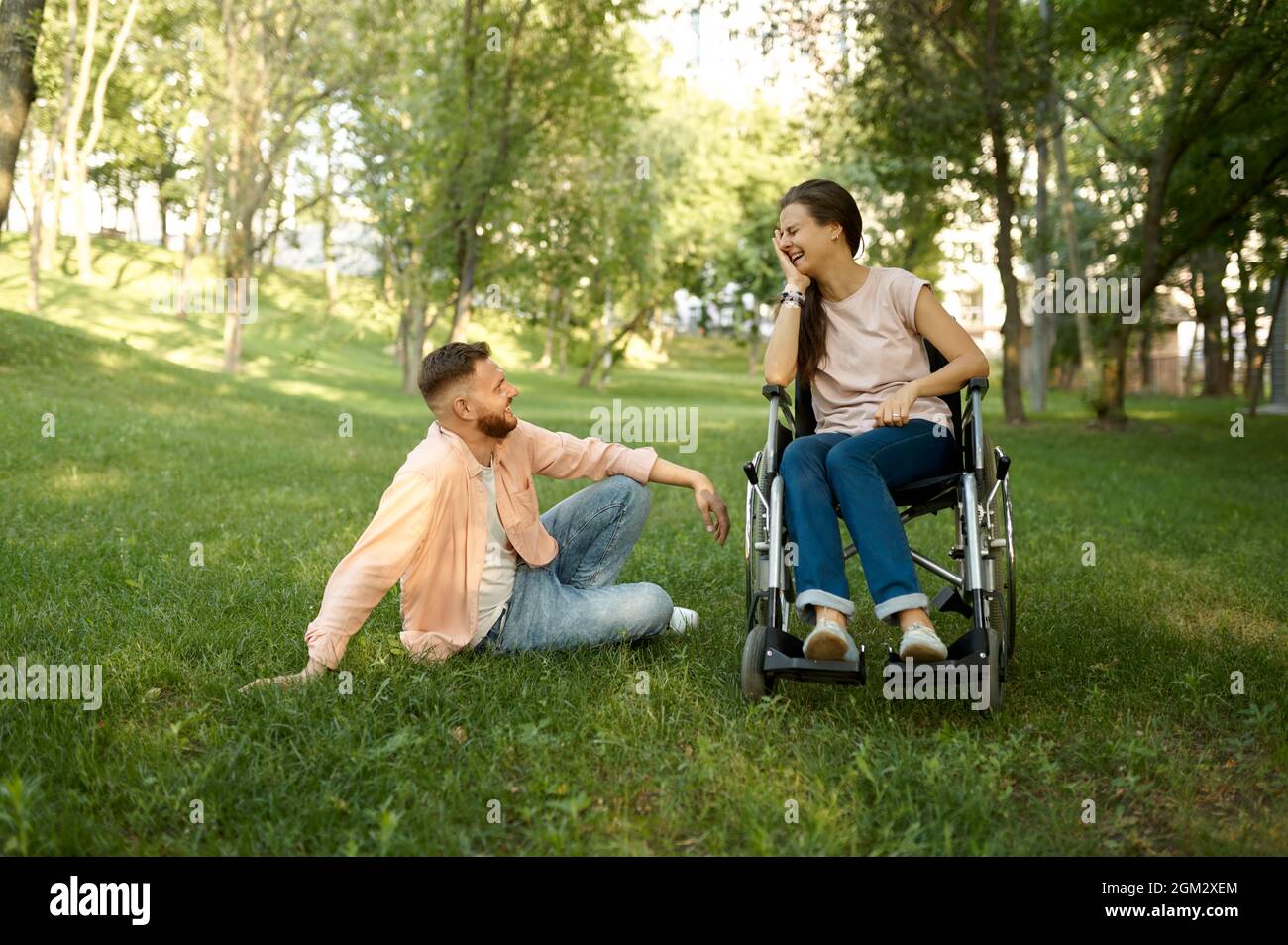 Familienpaar mit Rollstuhl Freizeit im Park Stockfoto