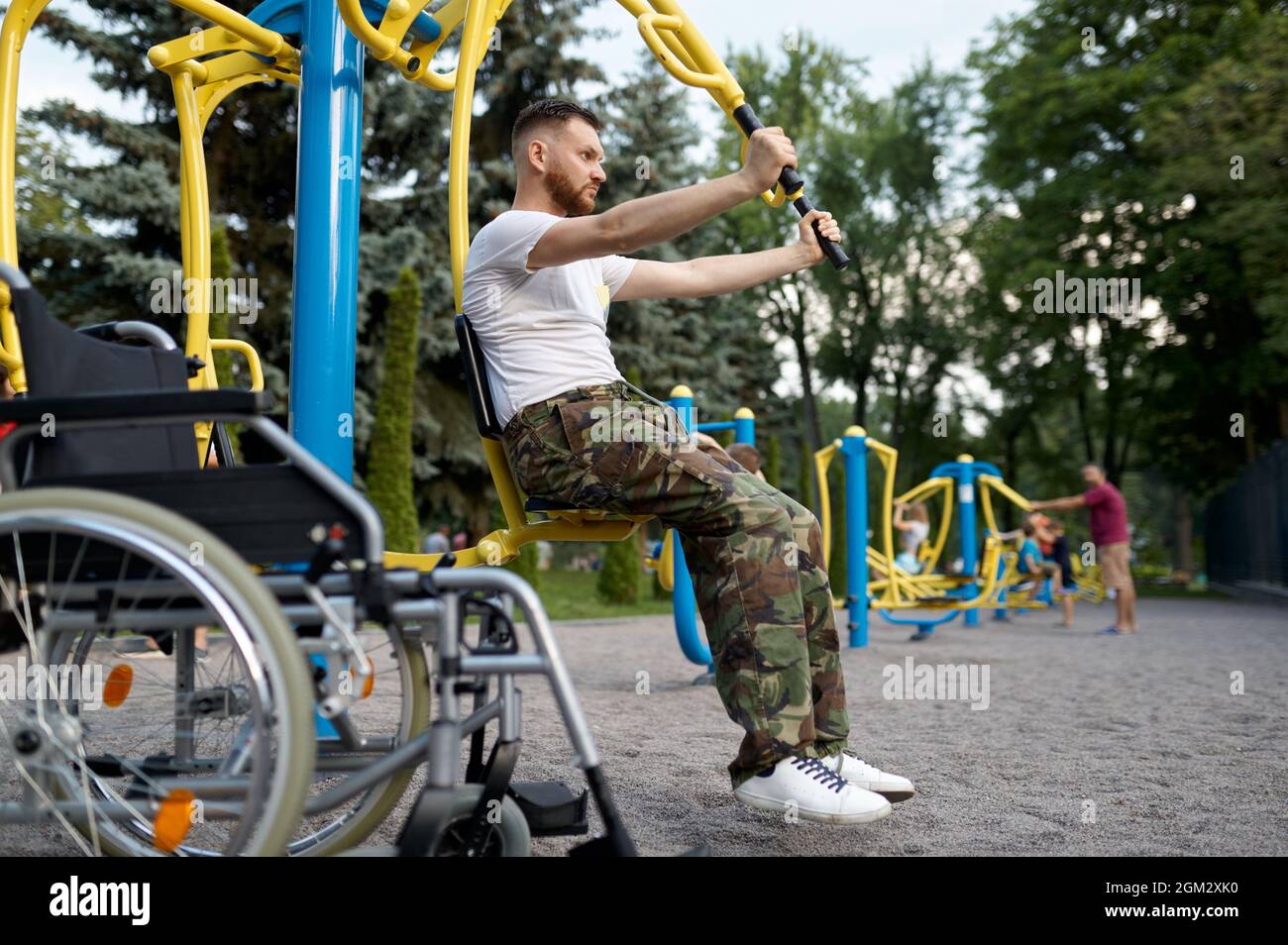 Behinderter Veteran, Sporttraining im Park Stockfoto