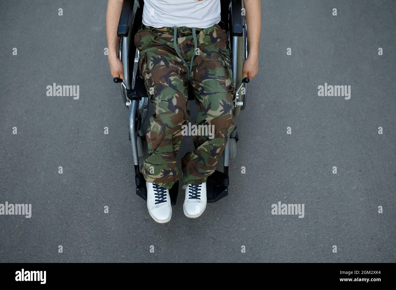 Behinderte Militärperson im Rollstuhl, Draufsicht Stockfoto
