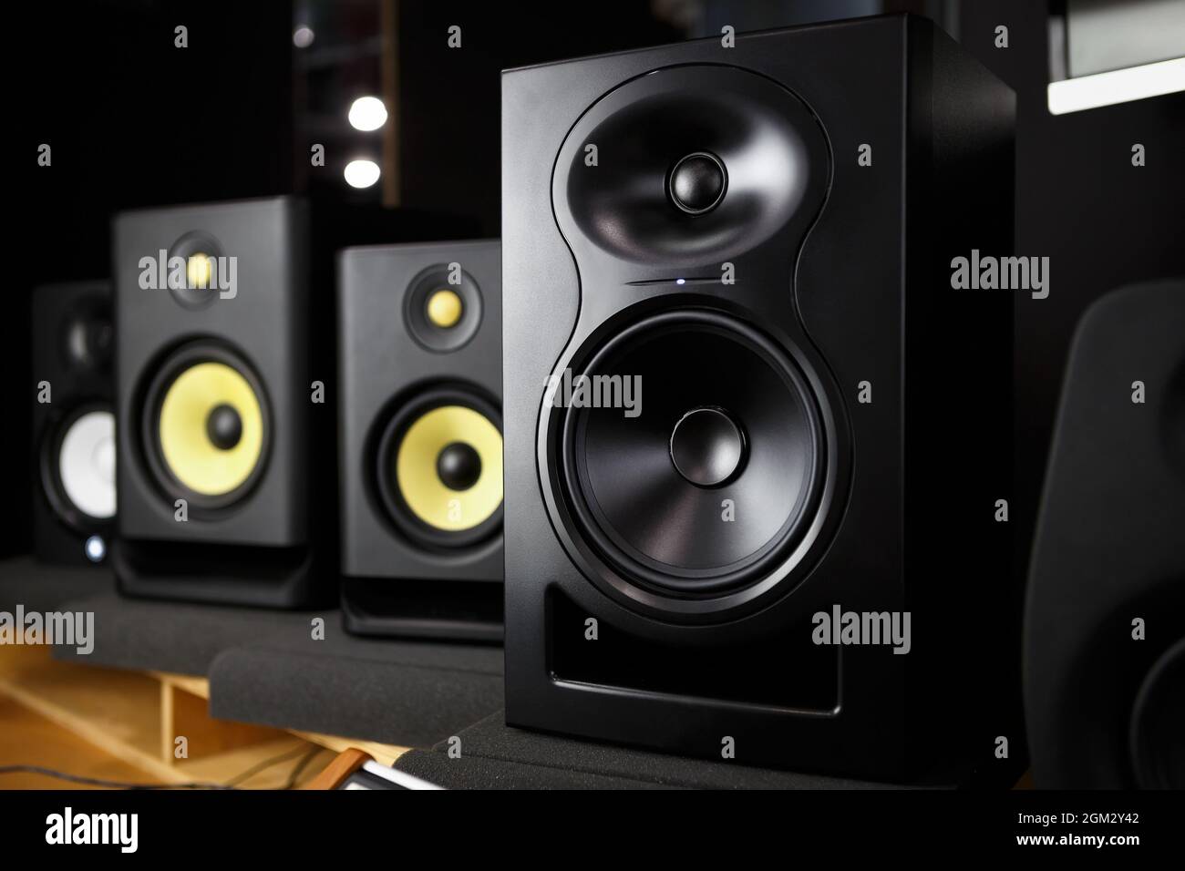 Kaufen Sie neue Lautsprecher. Professionelle Studiomonitore im  Musikgeschäft. HiFi-Lautsprecher für HiFi-Soundsystem, Musiker oder  Tonstudio Stockfotografie - Alamy